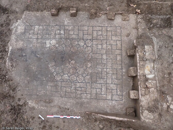Sol de pièce de réception d'une domus (maison) transformée en salle chauffée à la fin de l’occupation, découverte au sein d'un quartier antique à Nîmes (Gard) en 2023.
