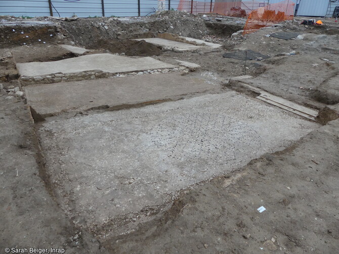 Vue des différentes pièces bétonnées de la domus (maison) septentrionale découverte au sein d'un quartier de l'antique Nemausus à Nîmes (Gard), en 2023.  
