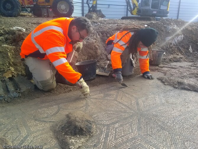 Sol mosaïqué polychrome à décors géométriques, en cours de fouille découvert au sein du quartier de l'antique Nemausus mis au jour à Nîmes (Gard), en 2023.  