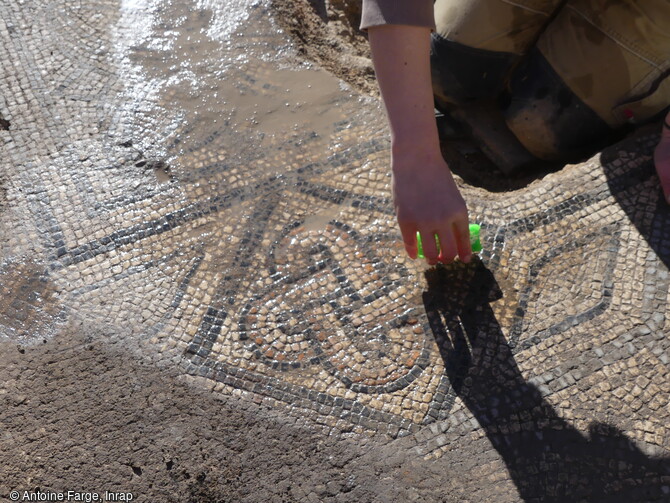 Sol mosaïqué polychrome à décors géométriques, en cours de nettoyage mis au jour au sein d'un quartier de l'antique Nemausus à Nîmes (Gard), en 2023.  