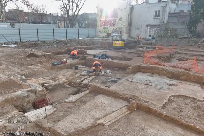 Fouille d'un quartier de l'antique Nemausus mis au jour à Nîmes (Gard), en 2023. Au premier plan, différentes pièces bétonnées de la domus (maison) septentrionale.     