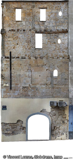 Orthophotographie de la façade nord d'une maison médiévale qui fait l'objet d'une étude  de bâti à Lodève (Hérault), en 2023.