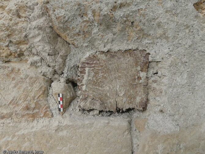 Détail des solives en l’état d'une maison médiévale qui fait l'objet d'une étude de bâti à Lodève (Hérault), en 2023.