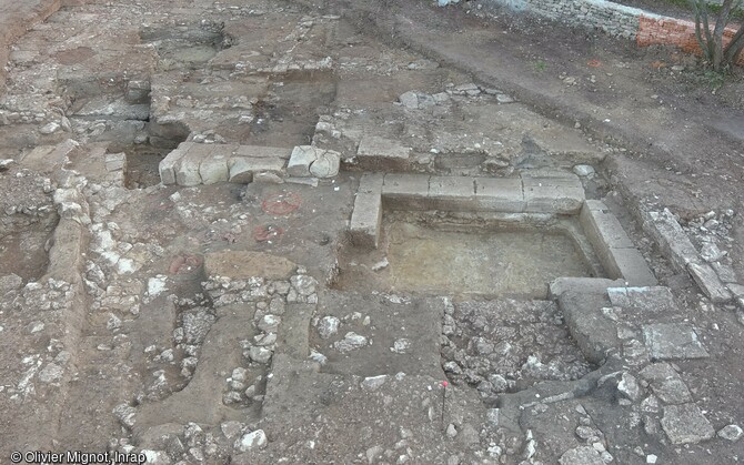 Édifice grand appareil. Un quartier antique occupé entre le milieu du Ier s. av. notre ère et le milieu du IIe s. de notre ère a été découvert à Villevieille (Gard) en 2023. 
