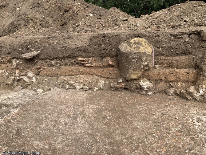 Argile et remploi de colonne. Un quartier antique occupé entre le milieu du Ier s. av. notre ère et le milieu du IIe s. de notre ère a été découvert à Villevieille (Gard) en 2023.