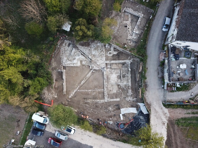 Vue générale du site découvert à Yenne (Savoie) en 2023.Un complexe balnéaire antique a été mis au jour.  