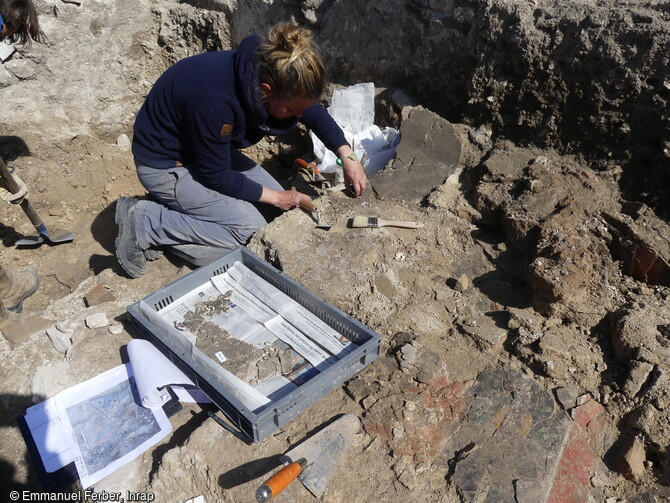 Dépose des enduits peints provenant de vestiges antiques balnéaires, découverts à Yenne (Savoie) en 2023.  