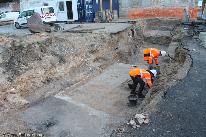 Dégagement fin de vestiges antiques : sols et murs en cours de nettoyage. Un site monumental antique des IIe-IIIe siècles a été découvert à Reims (Marne), en 2023. 