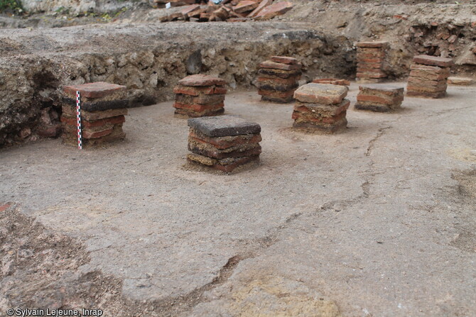 Pilettes du premier hypocauste (système de chauffage par le sol) découvert à Reims (Marne), en 2023.  Un site monumental antique des IIe-IIIe siècles y a été mis au jour.  