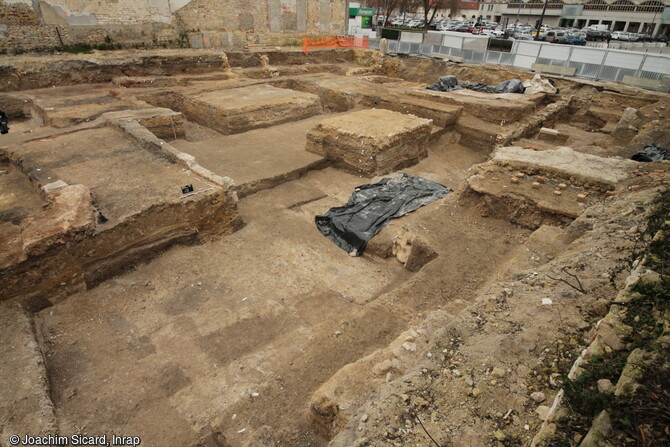 Au centre, fondation d'un bassin antique entouré de vestiges de sa galerie à portique, découvert à Reims (Marne), en 2023.  Un site monumental antique des IIe-IIIe siècles y a été découvert.  