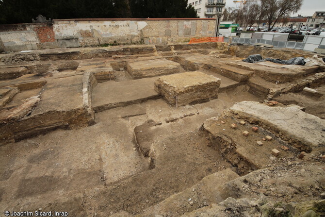 Au centre, fondation d'un bassin antique entouré de vestiges de sa galerie à portique, découvert à Reims (Marne), en 2023.  Un site monumental antique des IIe-IIIe siècles y a été découvert.