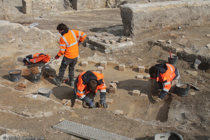 Pilettes en cours de fouille de l'un des hypocaustes antiques (systèmes de chauffage par le sol) mises au jour à Reims (Marne), en 2023.  Un site monumental antique des IIe-IIIe siècles y a été découvert.