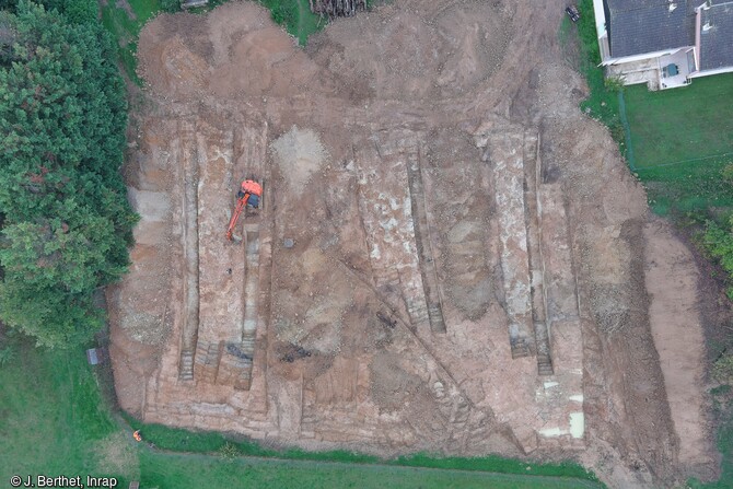 Vue aérienne de la zone d'extraction de l'argile, au cours de la fouille du CHS à Sevrey (Saône-et-Loire). 