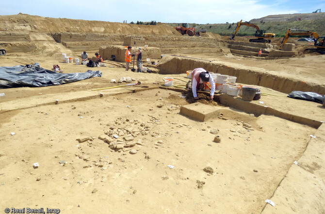 C'est lors de la fouille de Bellegarde (Gard) en 2016 qu'à été découvert cet exceptionnel mobilier paléolithique. Les plus petits éléments (silex, os, perles, ocre, charbon, etc.) ont été identifiés suite à un tamisage à l'eau des sédiments prélevés.