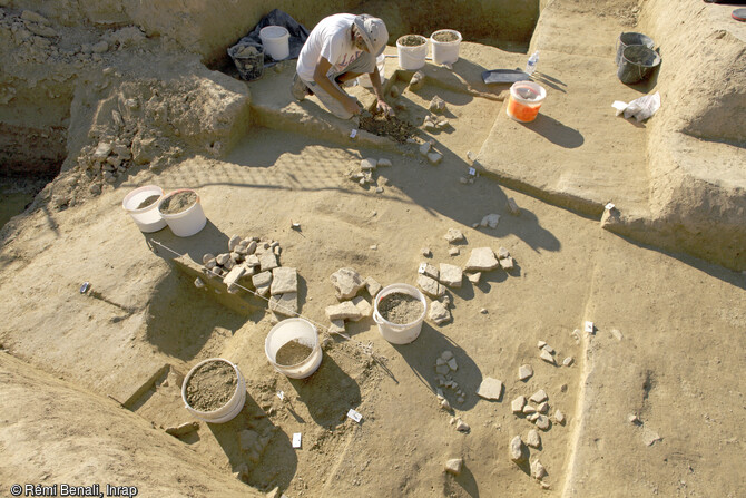 C'est lors de la fouille de Bellegarde (Gard) en 2016 qu'à été découvert cet exceptionnel mobilier paléolithique. Les plus petits éléments (silex, os, perles, ocre, charbon, etc.) ont été identifiés suite à un tamisage à l'eau des sédiments prélevés.