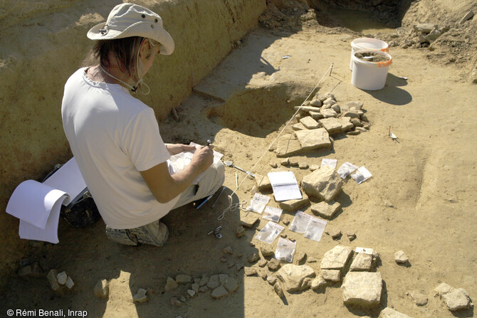 C'est lors de la fouille de Bellegarde (Gard) en 2016 qu'à été découvert cet exceptionnel mobilier paléolithique. Les plus petits éléments (silex, os, perles, ocre, charbon, etc.) ont été identifiés suite à un tamisage à l'eau des sédiments prélevés. 