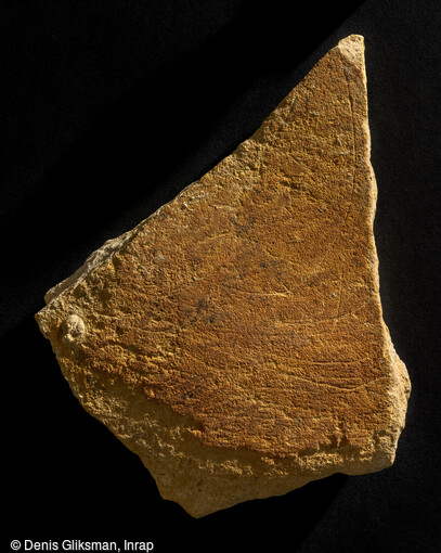 Fragment d'une grande dalle gravée, cassée sur place au sein d'une occupation du Magdalénien inférieur initial (-20 000) fouillée par l'Inrap à Bellegarde (Gard) ; de fines incisions sont visibles mais demeurent d'interprétation délicates. 