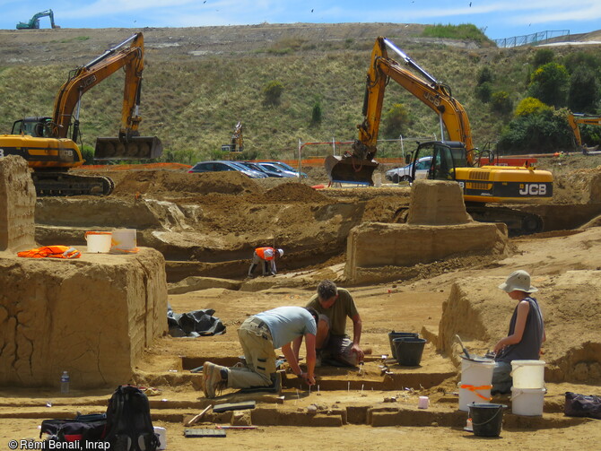 Découverts dès le début de la fouille du site de Bellegarde (Gard) en 2016, les silex paléolithiques ont par la suite été étudiés en laboratoire par les spécialistes de L'Inrap.