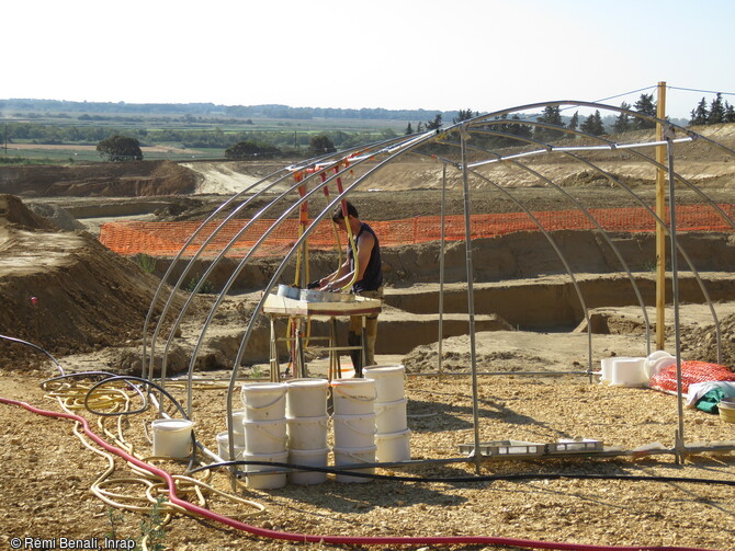 Suite à la fouille, 22 500 litres de sédiments prélevés sur le site de Bellegarde (Gard)ont été tamisés à l'eau, ce qui a permis de recenser plus de 100 000 silex.