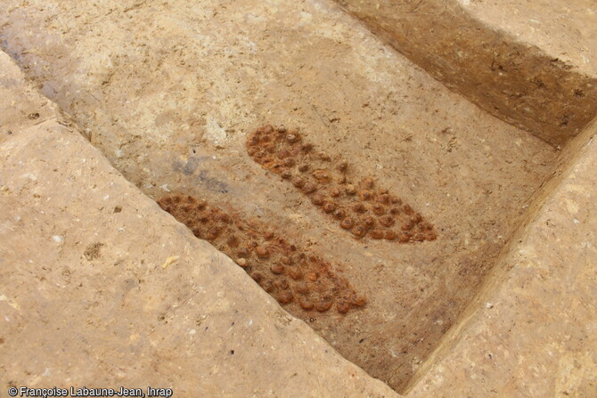 Paire de chaussures cloutées en dépôt dans un angle d'une tombe de la nécropole gallo-romaine (entre le IVe siècle et le Ve siècle de notre ère) de La Chapelle-des-Fougeretz (Ille-et-Vilaine).