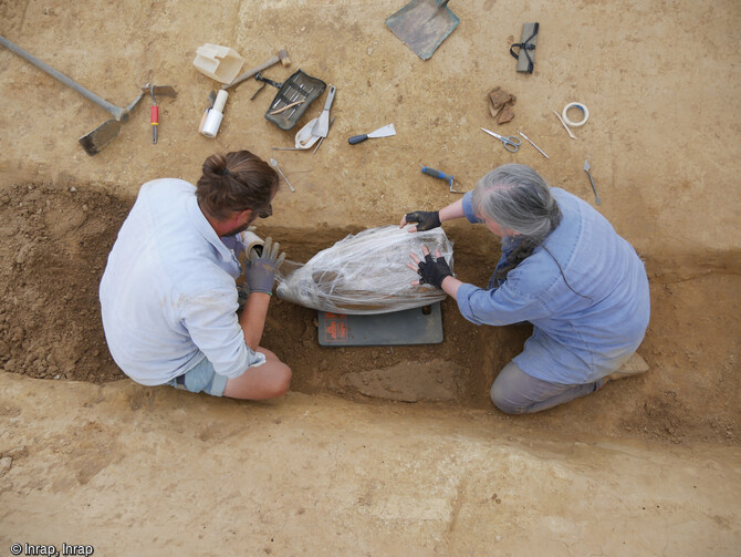 Panse d'amphore en cours de prélèvement dans une tombe de la nécropole gallo-romaine (entre le IVe siècle et le Ve siècle de notre ère) de La Chapelle-des-Fougeretz (Ille-et-Vilaine).