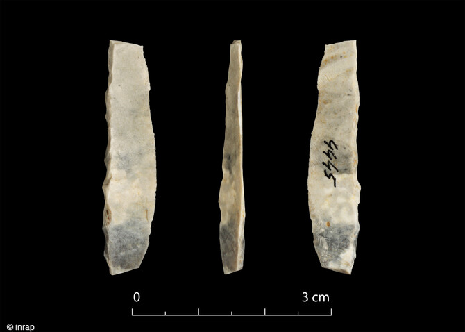 Armature de sagaie découverte sur le site de fouille de Louviers (Eure). Des vestiges du Paléolithique y ont été mis au jour.