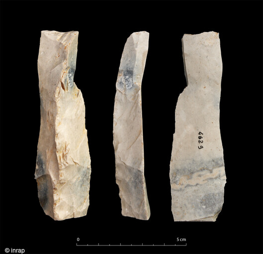 Burin mis au jour sur le site de fouille de Louviers (Eure), en 2023. Des vestiges du Paléolithique y ont été mis au jour.