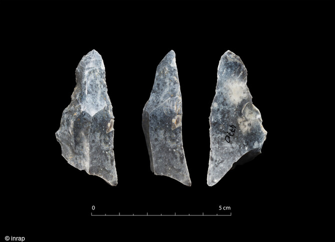 Bec découvert sur le site de fouille de Louviers (Eure), en 2023. Des vestiges du Paléolithique y ont été mis au jour.