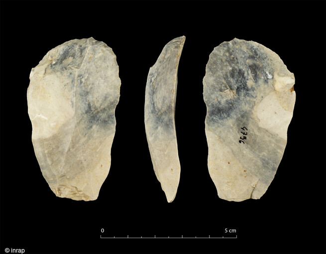 Grattoir découvert sur le site de fouille de Louviers (Eure), en 2023. Des vestiges du Paléolithique y ont été mis au jour.