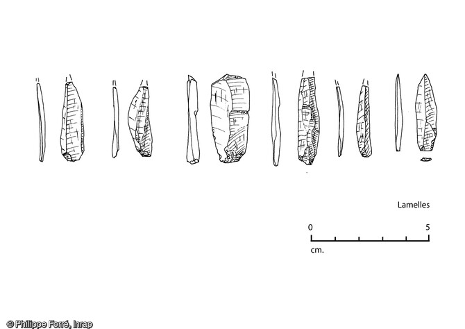 Lamelles découvertes sur le site de fouille de Louviers (Eure) en 2023. Des vestiges du Paléolithique y ont été mis au jour.