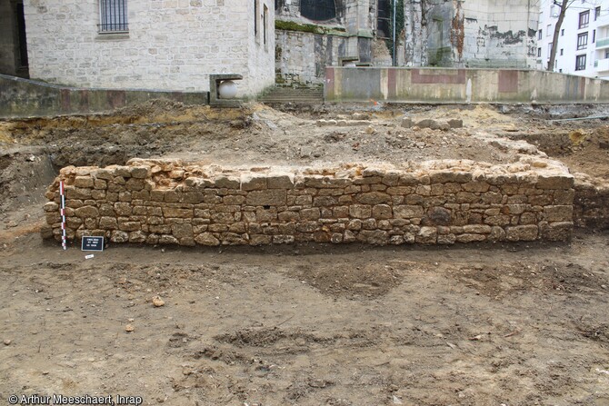 Mur de terrasse fouillé à Creil (Oise) en 2023. Ce site présente  des occupations de l’époque médiévale jusqu’à l’époque contemporaine.