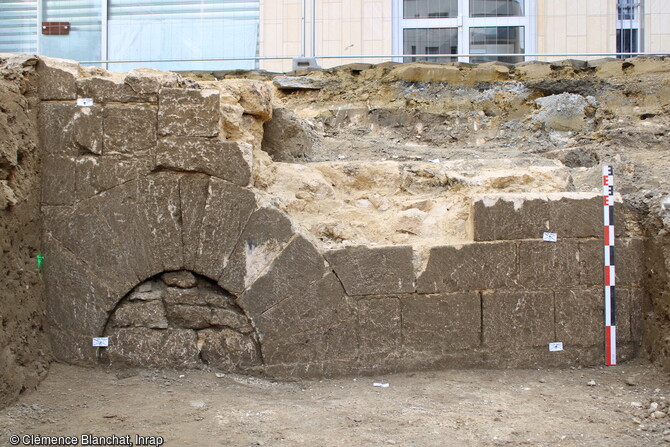 Tronçon de l’enceinte urbaine médiévale de Creil avec l’arc de voûte de la poterne, découvert à Creil (Oise) en 2023. Ce site présente  des occupations de l’époque médiévale jusqu’à l’époque contemporaine.