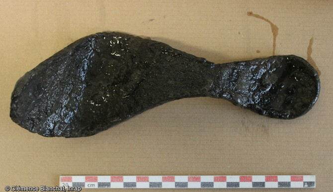 Semelle de chaussure retrouvées dans le fossé médiéval à Villers-Cotterêts (Aisne). 