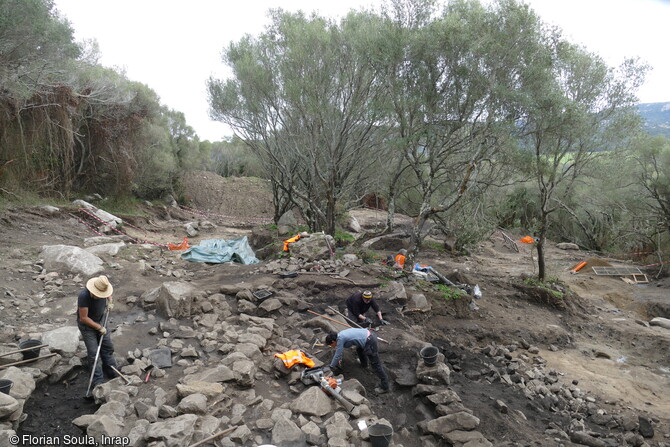 Vue générale d'un bastion en cours de fouille à Sotta (Corse-du-sud) en 2023. Un site néolithique y a été mis au jour.