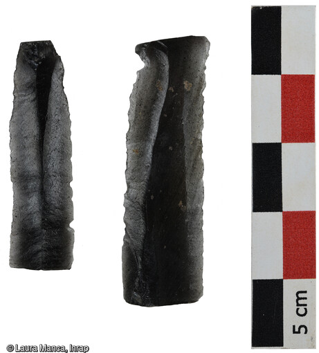Exemples d'industrie lamellaire sur obsidienne découverte sur la fouille de Sotta (Corse-du-sud) en 2023. Un site néolithique y a été mis au jour.