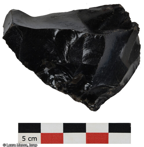 Nucléus en obsidienne découvert sur la fouille de Sotta (Corse-du-sud)en 2023. Un site néolithique y a été mis au jour.