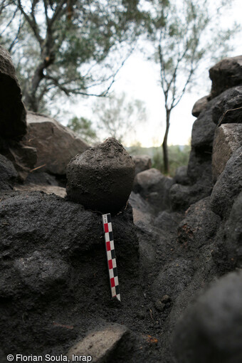Vase piriforme sub-entier découvert sur un dallage à l'intérieur du mur de la structure en arc de cercle, sur la fouille de de Sotta (Corse-du-sud) en 2023. Un site néolithique y a été mis au jour.