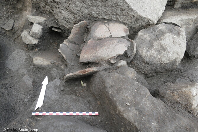 Vase de stockage effondré sur lui-même, posé sur le sommet de la terrasse d'un bastion, découvert sur la fouille de de Sotta (Corse-du-sud)en 2023. Un site néolithique y a été mis au jour.