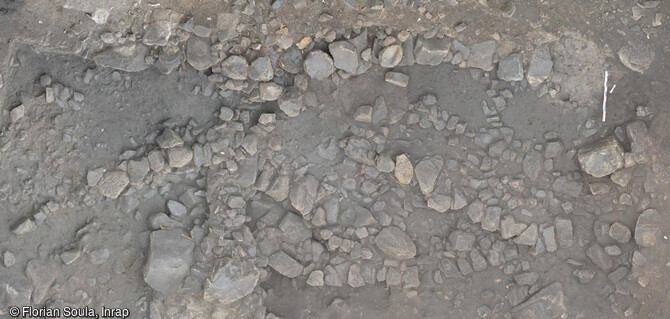 Bastion en cours de fouille découvert à Sotta (Corse-du-sud) en 2023. Un site néolithique y a été mis au jour.
