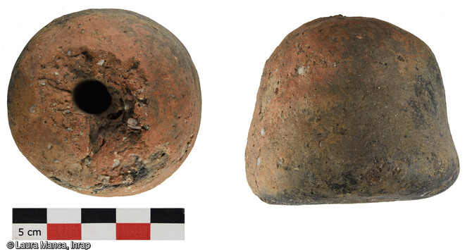 Fusaïole découvert sur la fouille de Sotta (Corse-du-sud) en 2023. Un site néolithique y a été mis au jour.