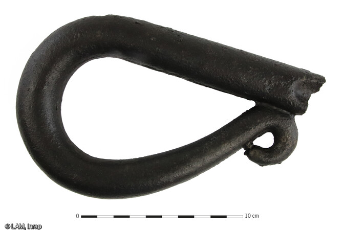 Fragment de clé de tirant en fer découvert à la transition entre deux unités stratigraphiques de l'enceinte de Rosheim (Bas-Rhin). Cette clé est attribuée au remaniement lors des réparations datant du XVIIIe siècle. 