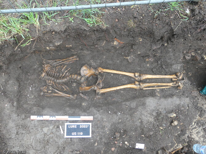 Sépulture moderne d’un individu atteint d’une scoliose découvert au sein d'une nécropole fouillée à Lure (Haute-Saône) en 2023. 