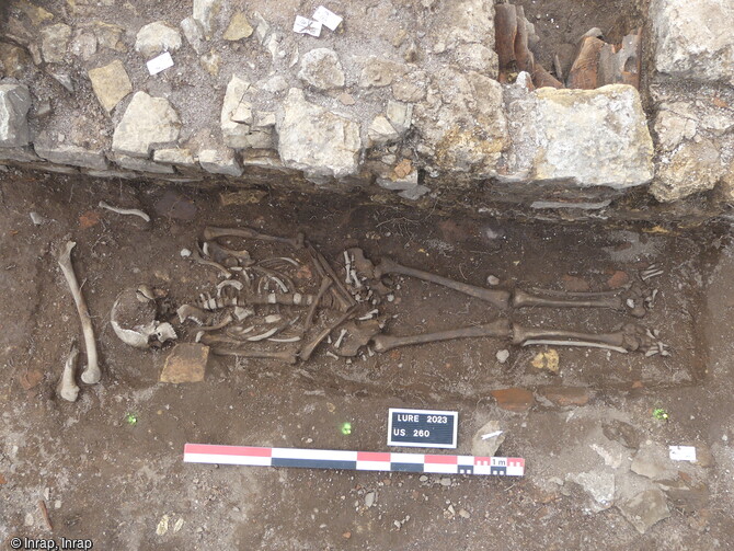 Sépulture médiévale en contenant rigide implantée le long d'un mur de la villa gallo-romaine découvertes à Lure (Haute-Saône) en 2023. 