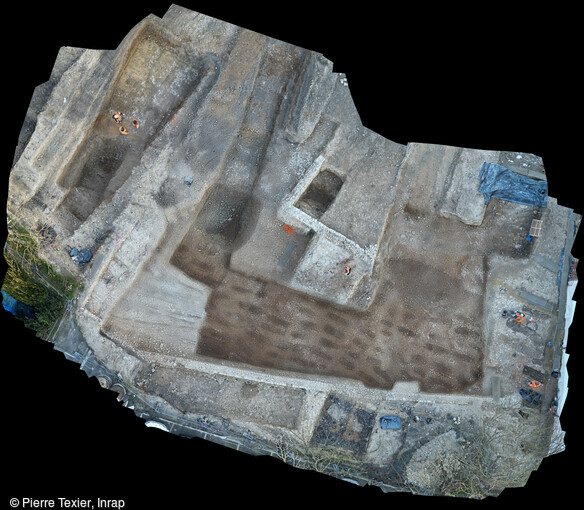 Fosses du cimetière médiéval et vestiges de la voirie développée au détriment des sépultures, découverts à La Rochelle (Charente-Maritime) en 2023. 