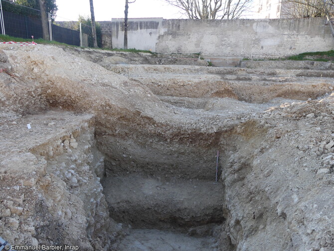 Aperçu du fossé interrompu situé au nord de la voirie, découvert à la Rochelle (Charente-Maritime) en 2023. Ce dernier a probablement été utilisé comme carrière de pierres. 