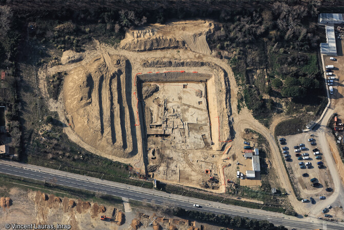 Vue aérienne du site à l’issue de la fouille de Narbonne (Aude),en 2018. Aux portes de la ville, une nécropole antique (1er au 3e siècle) a livré des vestiges funéraires exceptionnels tant par leur nombre (près de 500 tombes) que par leur état de conservation.