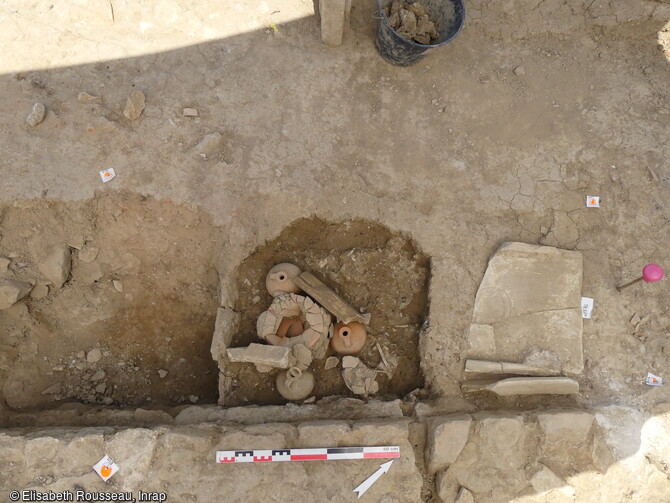 Vue zénithale d'une sépulture et de la tuile adjacente provenant initialement de la sépulture, fouillée à Narbonne (Aude).Une nécropole antique (1er au 3e siècle) a livré des vestiges funéraires exceptionnels tant par leur nombre (près de 500 tombes) que par leur état de conservation.  