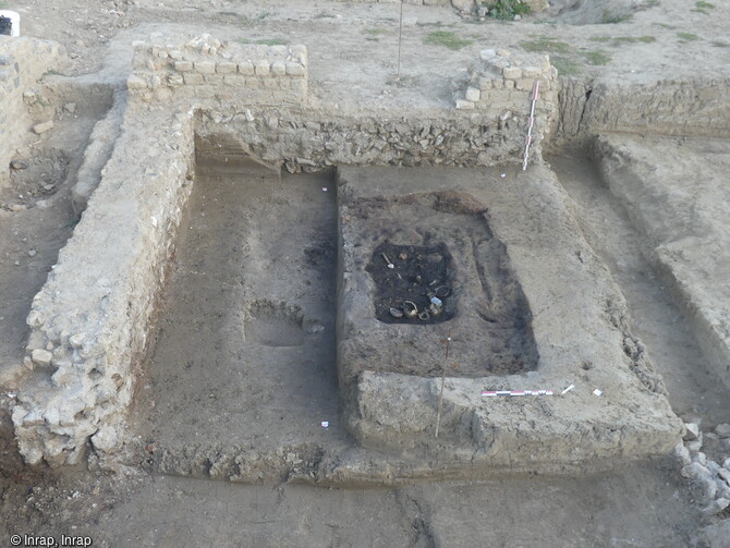 Tombe bûcher au sein d'un enclos découverts à Narbonne (Aude) en 2018.Une nécropole antique (1er au 3e siècle) a livré des vestiges funéraires exceptionnels tant par leur nombre (prés de 500 tombes) que par leur état de conservation. La plupart des fosses abritent principalement des urnes funéraires, la crémation étant la pratique courante pour la période, ainsi que du mobilier d'accompagnement.  