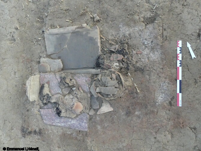 Couverture de la fosse centrale de la tombe bûcher faite d’une plaque de marbre et d’une tegula (tuile).Aux portes de Narbonne (Aude), une nécropole antique (1er au 3e siècle) a livré des vestiges funéraires exceptionnels tant par leur nombre (près de 500 tombes) que par leur état de conservation.