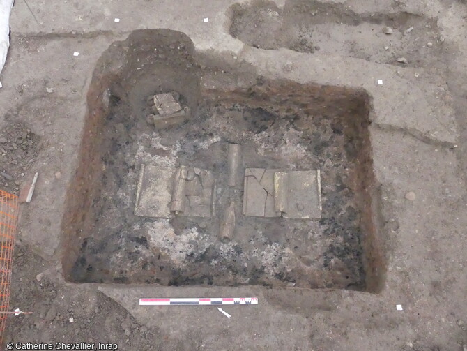 Couverture de tegulae et imbrices (tuiles)sur le surcreusement central et le dépôt d'une tombe bûcher découvertes à Narbonne (Aude).Une nécropole antique (1er au 3e siècle) a livré des vestiges funéraires exceptionnels tant par leur nombre (près de 500 tombes) que par leur état de conservation.